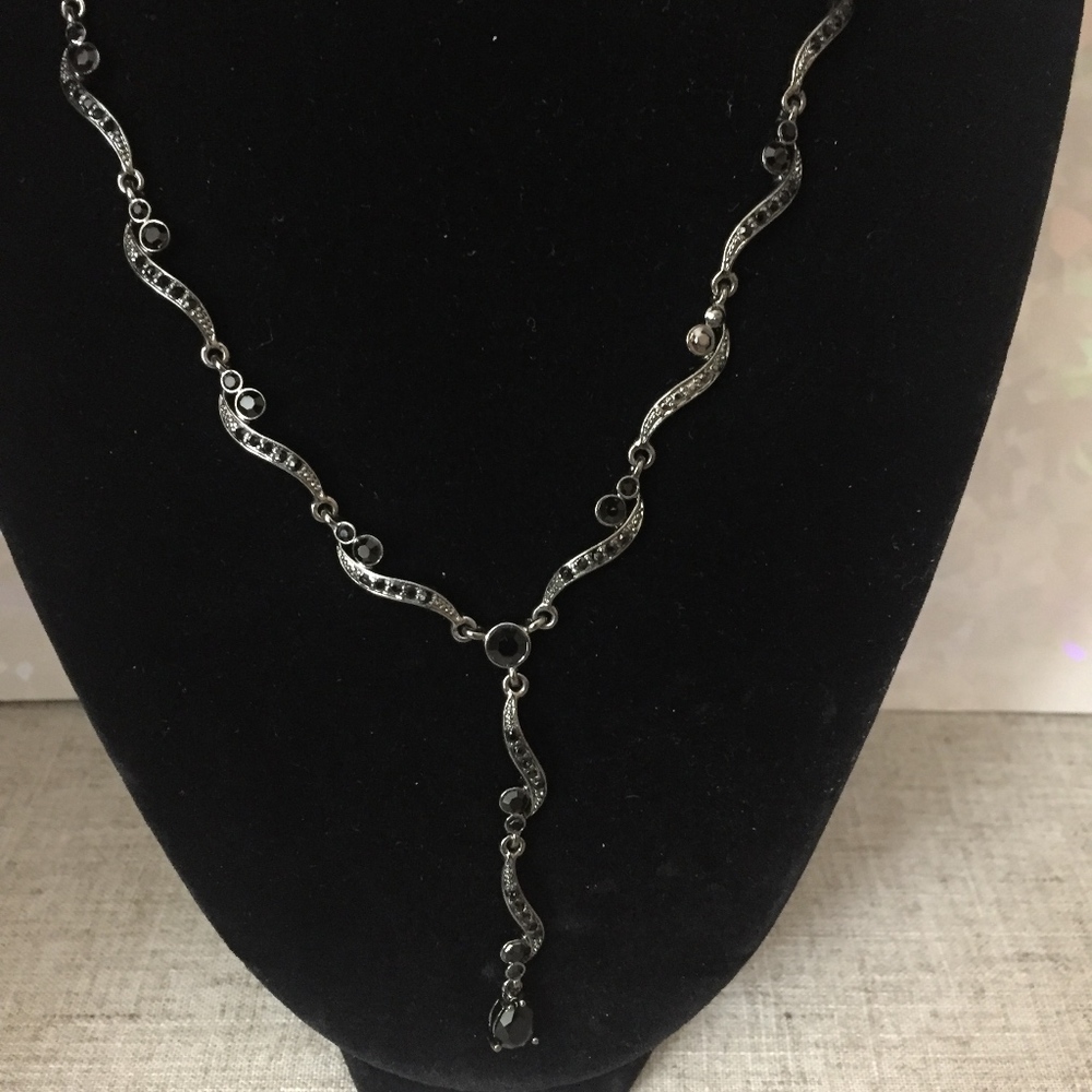 Scroll Y Necklace with Elegant Black Stones. NWT